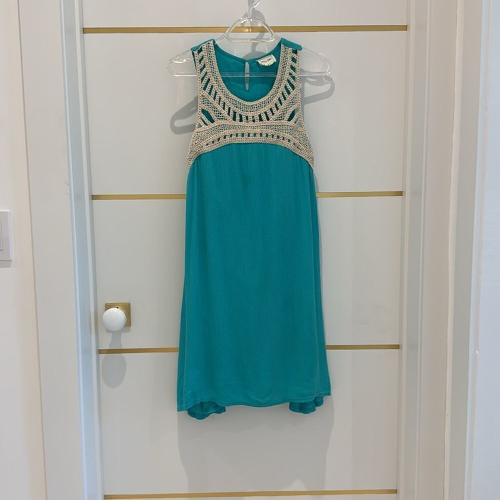 SAND + SPIRIT turquoise with ivory crochet short sleeveless boho dress lined M